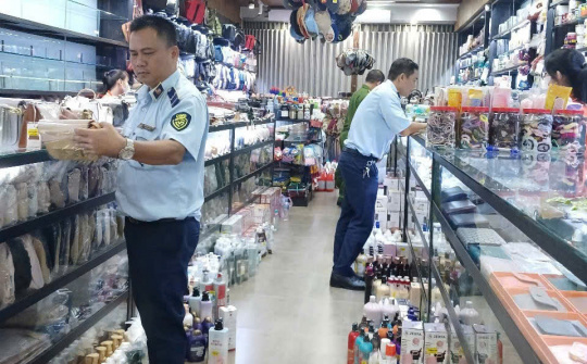 Phú Yên: Tạm giữ gần 1.000 sản phẩm mỹ phẩm, túi xách, bình giữ nhiệt nghi nhập lậu