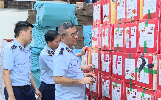 Phú Thọ: Tạm giữ gần 2 tấn thực phẩm nghi nhập lậu