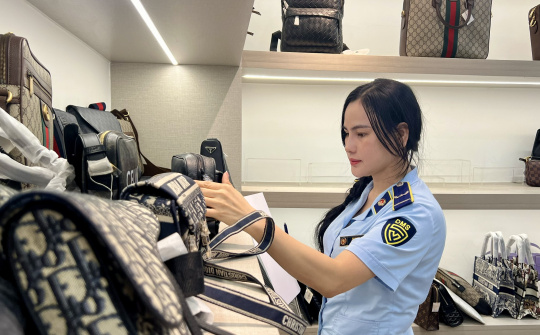 Bán hàng hiệu giả mạo nhãn hiệu Gucci, Chanel, Christian Dior… Mega Premium Shopping Mall bị phạt 102,5 triệu đồng