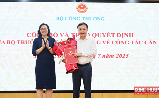 Trao quyết định điều động, bổ nhiệm Phó Chánh Văn phòng Bộ Công Thương