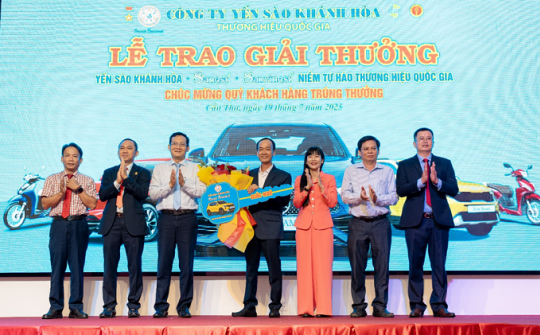 Trao thưởng ô tô trong chương trình tri ân khách hàng của Yến sào Khánh Hoà