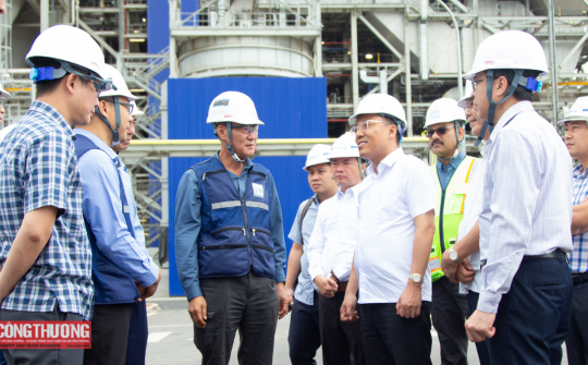 Thứ trưởng Nguyễn Hoàng Long thị sát dự án nhiệt điện Vũng Áng II