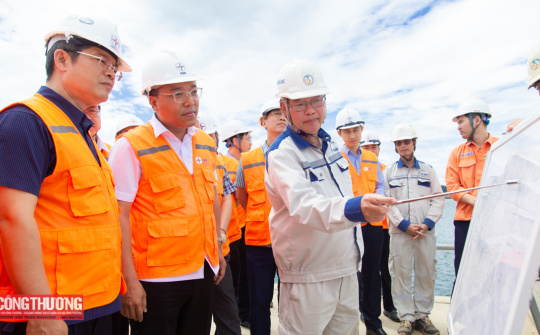 Thứ trưởng Nguyễn Hoàng Long kiểm tra thực địa tại Trung tâm Điện lực Quảng Trạch