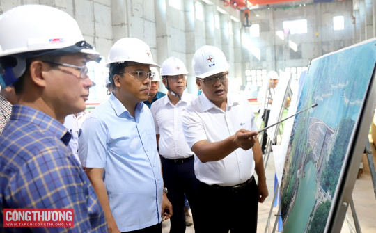 Thứ trưởng Nguyễn Hoàng Long kiểm tra thực địa dự án Nhà máy Thủy điện Hòa Bình mở rộng