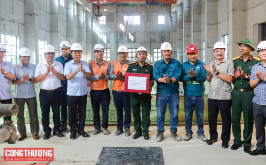 [CHÙM ẢNH] Thứ trưởng Nguyễn Hoàng Long kiểm tra thực địa và làm việc tại Nhà máy Thủy điện Hòa Bình