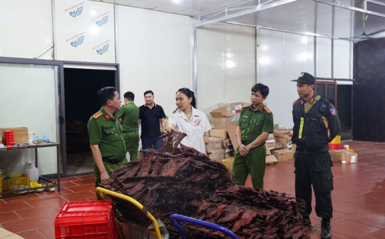 Phú Thọ: Khởi tố đối tượng sản xuất thịt trâu gác bếp giả