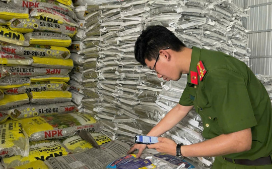 Cà Mau: Kiểm tra, thu giữ lượng lớn phân bón, chế phẩm nuôi thuỷ sản không rõ nguồn gốc