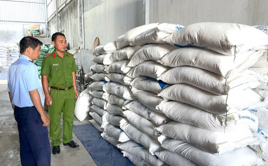 Gia Lai: Phát hiện 1 ô tô vận chuyển 5 tấn hàng hóa nhập lậu