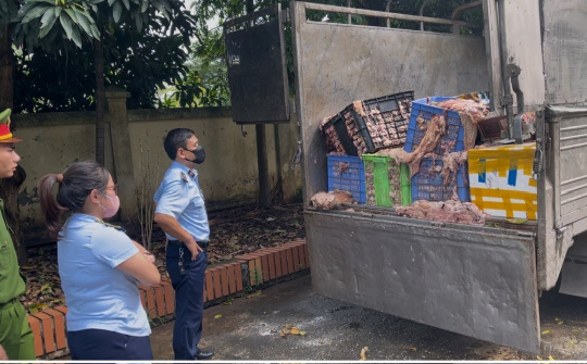 Quản lý thị trường Hà Nội: Phát hiện, tiêu hủy hơn 2 tấn mỡ và da bò không rõ nguồn gốc
