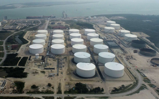 Giá xăng dầu hôm nay 14/8: Dự trữ dầu thô của Mỹ bất ngờ tăng gây áp lực lên giá