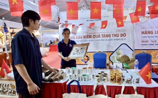 100 gian hàng tham gia Hội chợ quà tặng Thủ đô 2025 thúc đẩy phát triển làng nghề
