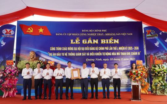 Đảng ủy TKV gắn biển công trình chào mừng Đại hội đại biểu Đảng bộ Chính phủ lần thứ I, nhiệm kỳ 2025 - 2030