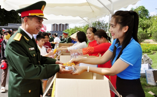 Hà Nội phát đồ ăn, nước uống miễn phí cho người xem diễu binh