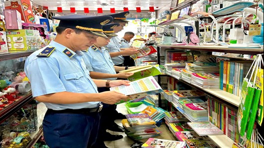 Quản lý thị trường Hà Tĩnh: Xử phạt hai cơ sở tàng trữ xuất bản phẩm không rõ nguồn gốc