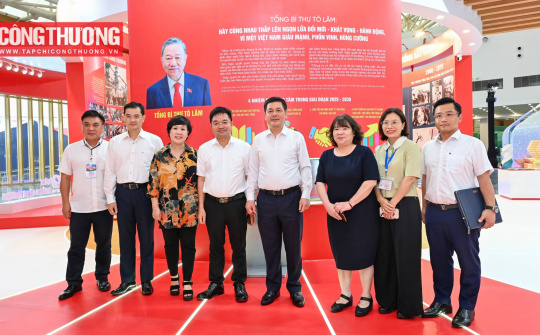[CHÙM ẢNH] Bộ trưởng Nguyễn Hồng Diên kiểm tra gian triển lãm thành tựu Ngành Công Thương