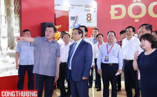 [CHÙM ẢNH] Thủ tướng Chính phủ Phạm Minh Chính kiểm tra gian Triển lãm "80 năm Ngành Công Thương lớn mạnh cùng đất nước"