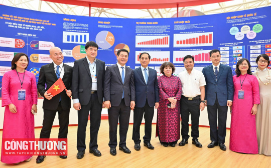 Phó Thủ tướng Bùi Thanh Sơn thăm triển lãm thành tựu ngành Công Thương