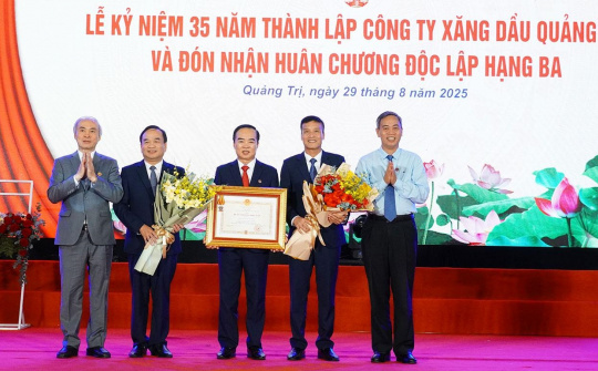 35 năm vững bước phát triển: Công ty Xăng dầu Quảng Trị đón nhận Huân chương Độc lập hạng Ba