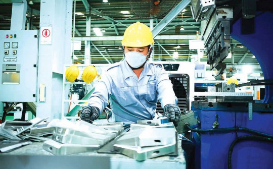 Sản xuất công nghiệp tăng trưởng ở cả 34 địa phương, ngành chế biến, chế tạo tiếp tục chinh phục hai con số
