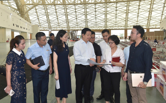 Nhiều đơn vị bắt đầu thi công, lắp đặt gian hàng Triển lãm 80 năm Quốc khánh