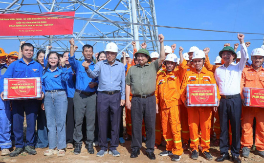 Thủ tướng động viên các lực lượng trên công trường thi công đường dây 500kV Lào Cai - Vĩnh Yên