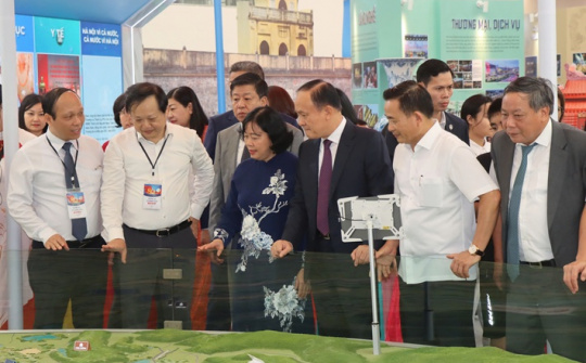 Lãnh đạo thành phố Hà Nội tham quan hai không gian trưng bày về Hà Nội trong khuôn khổ Triển lãm thành tựu đất nước