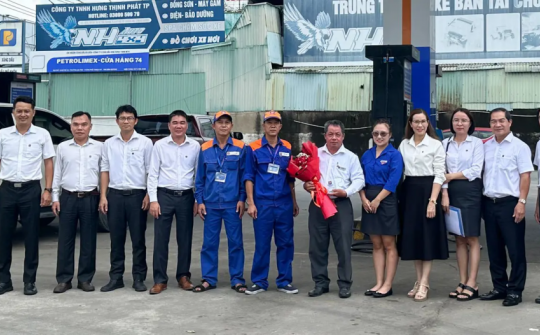 Petrolimex Sài Gòn Trao thưởng 4 cửa hàng xăng dầu đạt thành tích cao