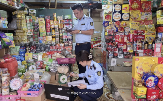 Hà Nội: Thu giữ nhiều bánh Trung thu và đồ chơi trẻ em không rõ nguồn gốc