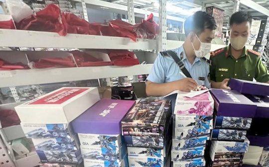 Hà Nội: Thu giữ gần 109 triệu đồng đồ chơi không rõ nguồn gốc tại Cầu Giấy
