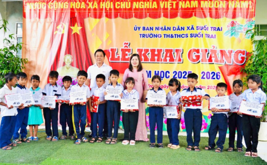 Thủy điện Sông Ba Hạ tặng quà cho học sinh nghèo, khó khăn tại Suối Trai và Bình Kiến.