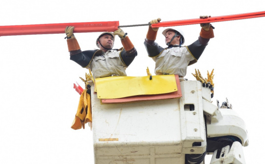 Đội sửa chữa điện nóng (Hotline): Góp phần bảo đảm an toàn, liên tục của lưới điện