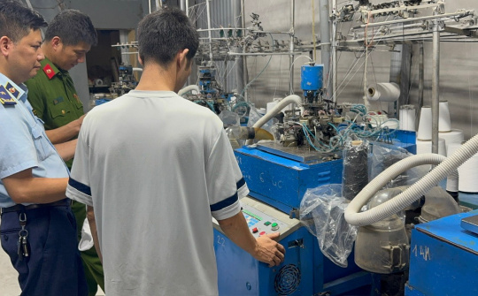 Hà Nội: Phát hiện hộ kinh doanh sản xuất tất gắn nhãn hiệu giả mạo UNIQLO, NIKE