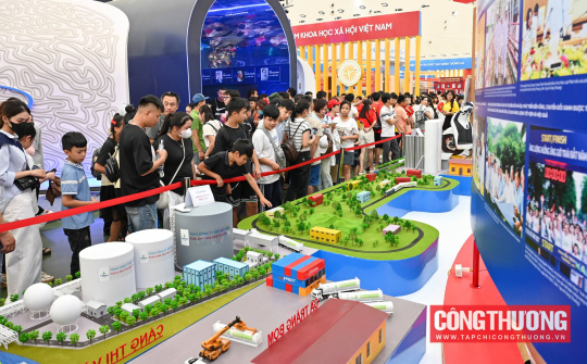 Chiêm ngưỡng mô hình chuỗi nhập khẩu, vận chuyển, phân phối LNG tại Triển lãm thành tựu Đất nước