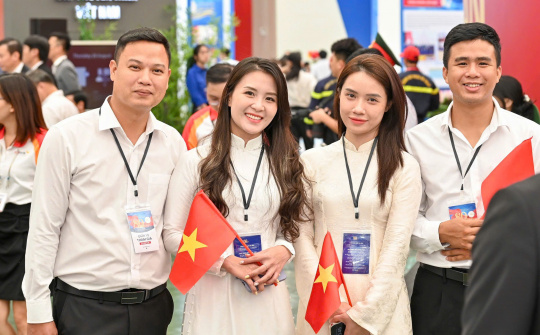 Những ngày "sống cùng dòng chảy Công Thương" của những nhà báo vào vai hướng dẫn viên Triển lãm A80