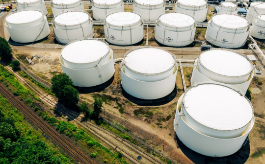 Giá xăng dầu hôm nay 27/9: Cán mốc 70 USD/thùng