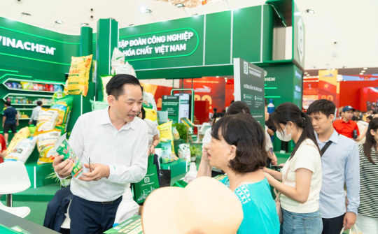 Vinachemmart gây sốt: Tải App nhận quà, nghìn lượt truy cập tại Triển lãm thành tựu đất nước