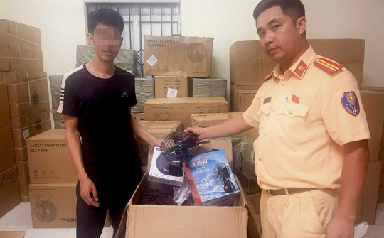 Hà Nội: Phát hiện xe tải chở gần 2.000 sản phẩm điện gia dụng không rõ nguồn gốc