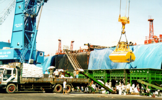 Xuất khẩu vượt 300 tỷ USD, xuất nhập khẩu hàng hóa tiến sát mốc 600 tỷ USD