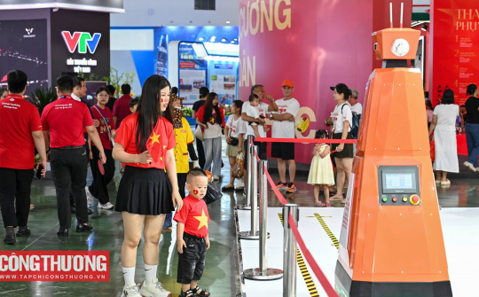 Robot tự động của Nhà máy Thủy điện Sơn La lần đầu được giới thiệu tại triển lãm quốc gia