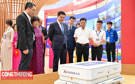 Robot "make in Vietnam" của Phenikaa-X "ghi điểm" tại Triển lãm thành tựu ngành Công Thương