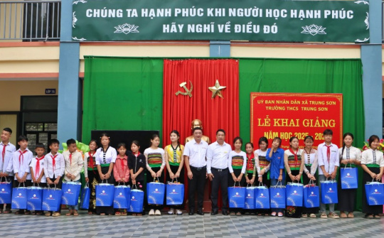 Thủy điện Trung Sơn trao quà khai giảng cho học sinh các trường tại xã Trung Sơn và Trung Thành