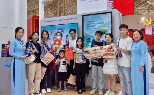 Nhận quà khi check-in gian hàng VietinBank tại Triển lãm thành tựu đất nước