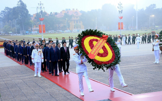 Các đại biểu dự Đại hội XIV vào Lăng viếng Chủ tịch Hồ Chí Minh, đặt hoa tại Đài tưởng niệm các Anh hùng liệt sĩ