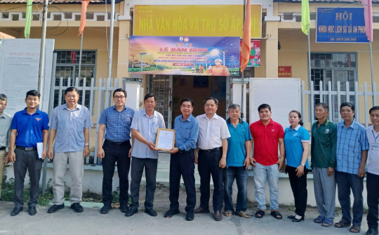 PC Đồng Tháp bàn giao tuyến đèn năng lượng mặt trời dài 2km tại xã An Long