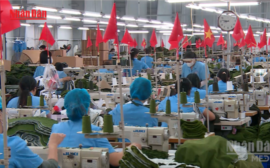 Người lao động thi đua sản xuất, đặt kỳ vọng vào Đại hội lần thứ XIV của Đảng