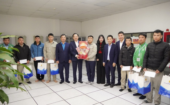Lãnh đạo Tập đoàn Hoá chất Việt Nam thăm, tặng quà người lao động Công ty CP DAP số 2 - VINACHEM và Công ty TNHH MTV Apatit Việt Nam dịp Xuân Bính Ngọ