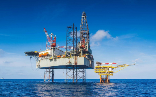 Giá xăng dầu hôm nay 26/1: Sản lượng tại Mỹ suy giảm do bão tuyết