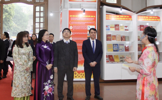 Trưng bày gần 800 tư liệu “Đảng Cộng sản Việt Nam qua các kỳ Đại hội”