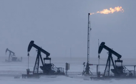 Giá xăng dầu hôm nay 28/1: Bật tăng 3%, sản lượng khai thác tại Mỹ giảm 15%