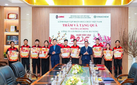 Chủ tịch HĐTV Vinachem Phùng Quang Hiệp thăm, chúc Tết và tặng quà người lao động DRC